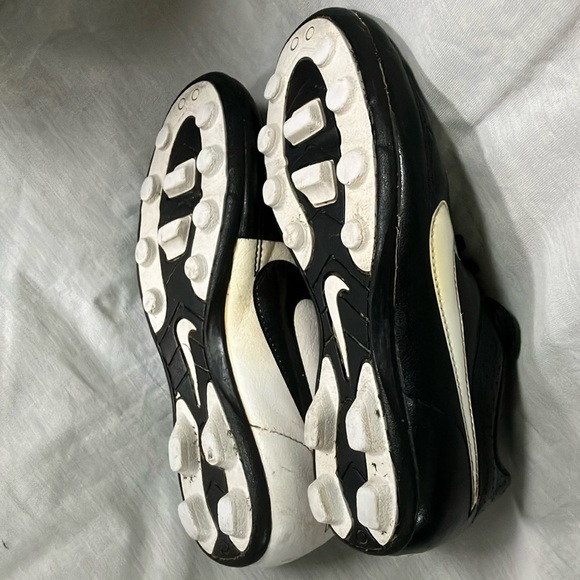 Nike boys/ girls Tiempo soccer Cleats - some STAINS but good condition - Picture 6 of 16